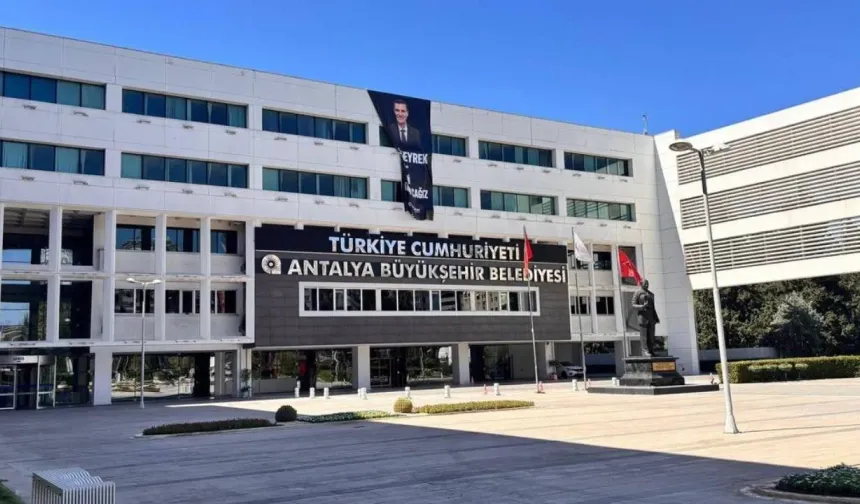 Antalya Büyükşehir Belediyesi'ne 'rüşvet' operasyonunda şüpheliler adliyede