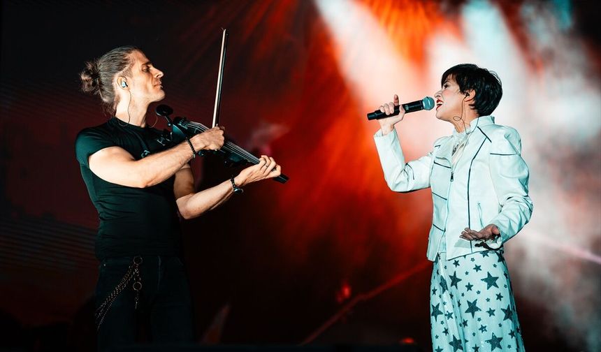 Aydilge, Antalya Kültür Yolu Festivali’nde sahnede