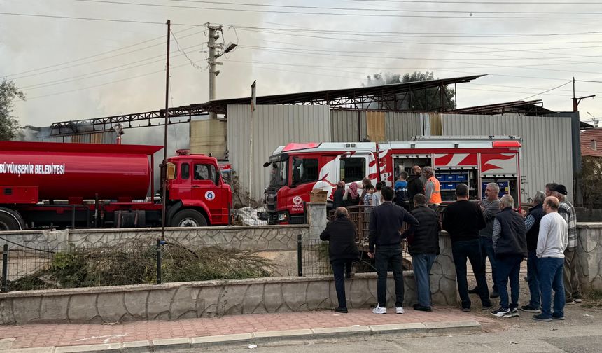 Antalya’da mobilya atölyesinde çıkan yangın iş yerini yok etti