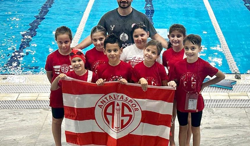 Antalyasporlu minikler yüzme şenliğinde yarıştı