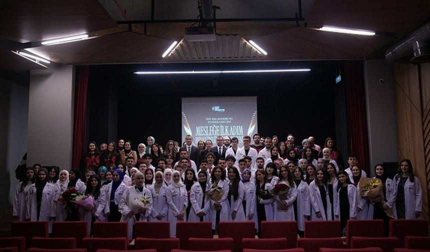 Kent Üniversitesi’nde Eczacılara beyaz önlük gururu