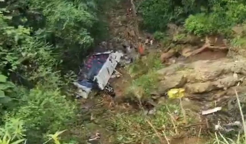 Kolombiya’da öğrenci otobüsü uçuruma yuvarlandı: 17 ölü
