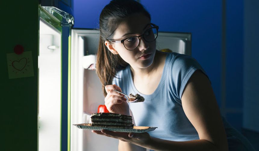 Gece açlığı: beynimiz bizi neden atıştırmaya zorluyor?