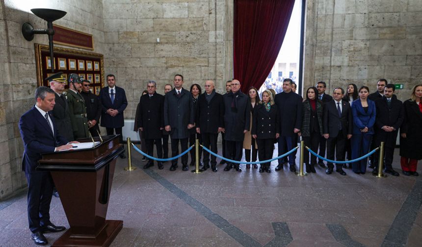 Özgür Özel ve yeni CHP yönetimi Anıtkabir’i ziyaret etti