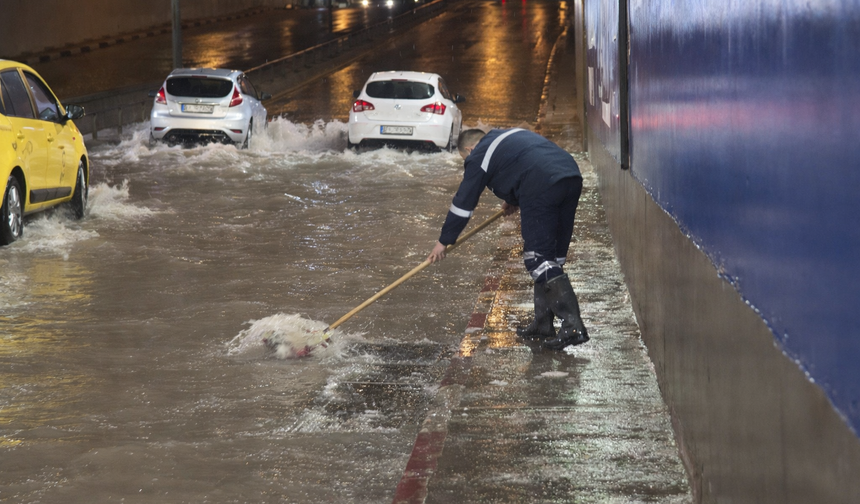 Antalya’da şiddetli yağış: 714 personel sahada görev yaptı