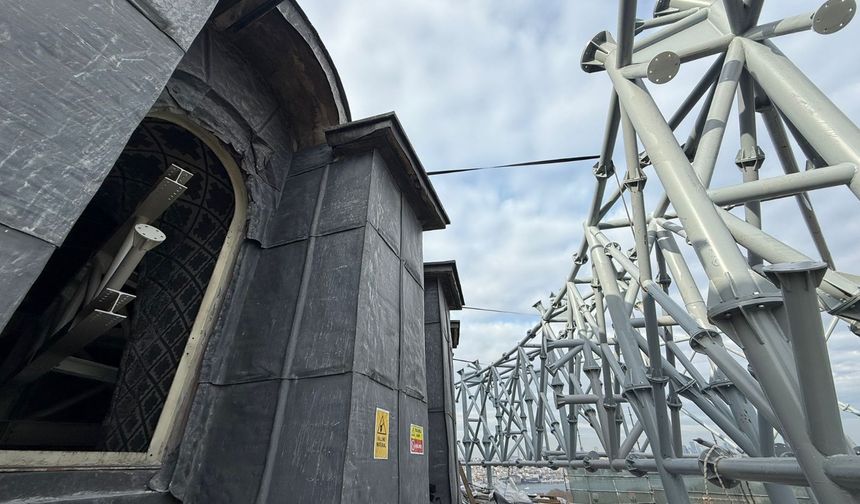 Ayasofya’da restorasyonda kubbe pencere sökümü başladı