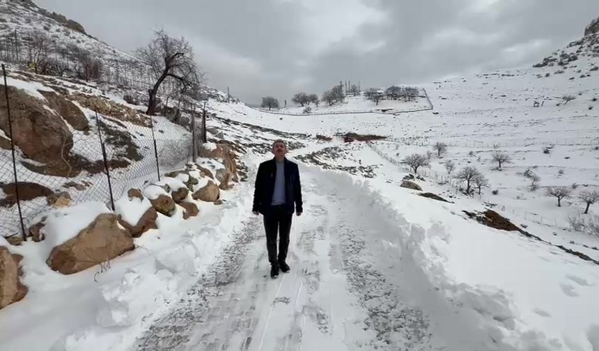 Kar kapanan köy yolu, şehit ailesi için açıldı