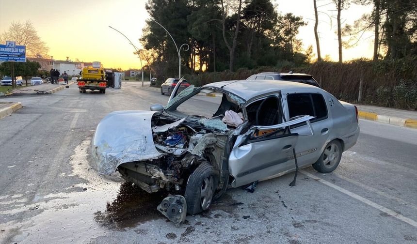 Serik’te midibüs ile otomobil çarpıştı: 3 kişi yaralandı