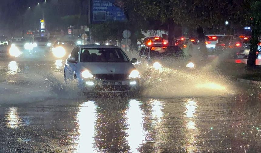 Antalya’da sağanak ve fırtına etkili oldu, sel uyarısı