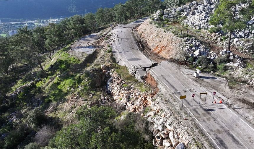 Kumluca-Kemer yolunda göçük, çalışmalar sürüyor