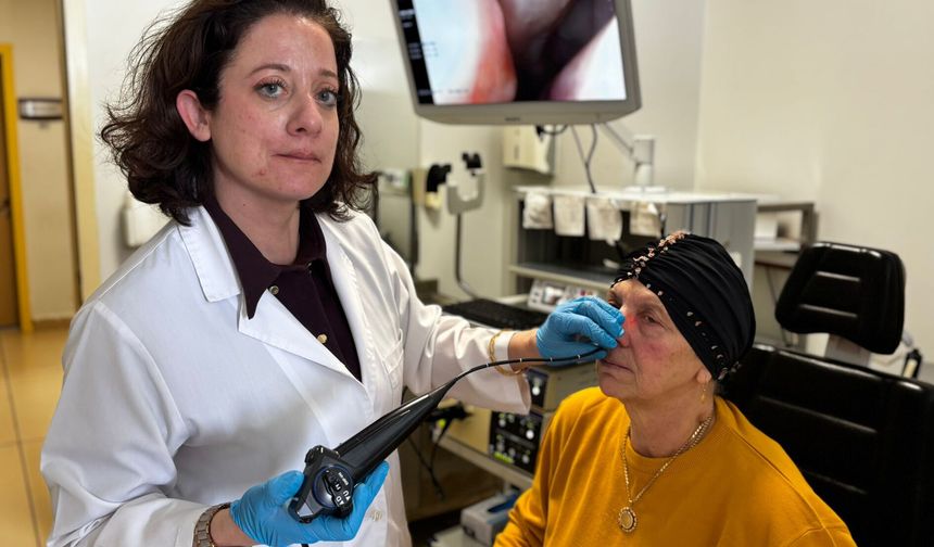 Antalya’da kız doktor annesini ses teli felcinden kurtardı