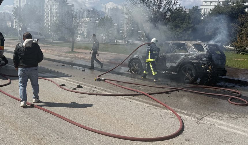 Antalya’da yanan otomobilden kedisini son anda kurtardı