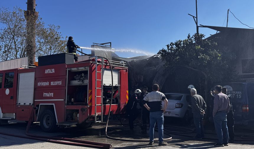Antalya’da oto tamir dükkanında yangın: 5 araç yandı