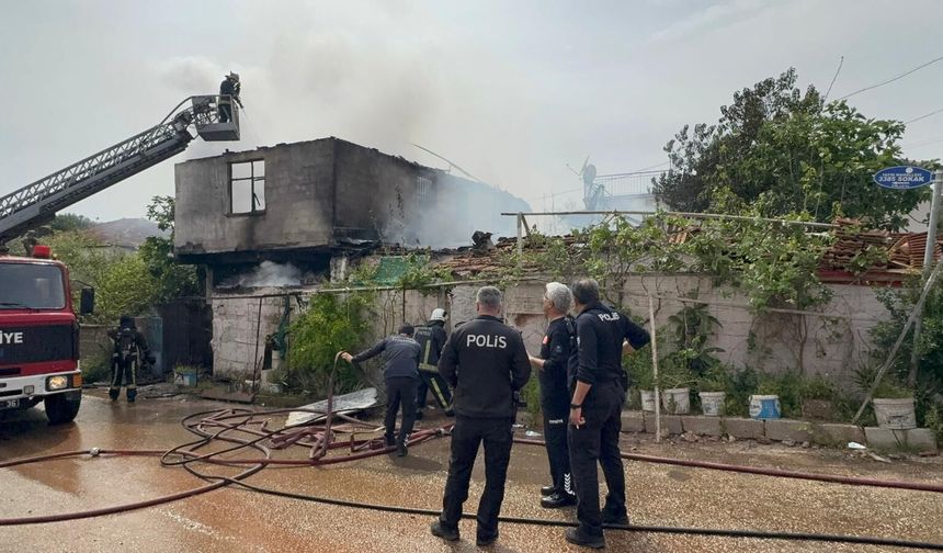 Kepez’de ev yangını: 2 çocuk kurtarıldı