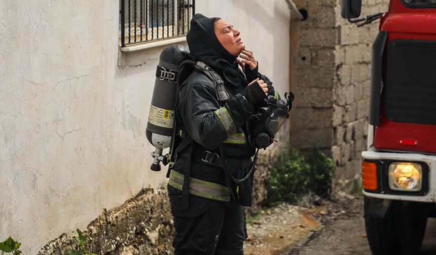 Antalya’da ev yangını: 2 kardeşi komşular kurtardı