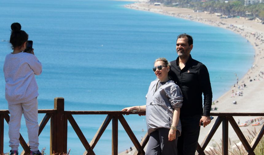 Antalya’da yazdan kalma gün: Konyaaltı Sahili doldu
