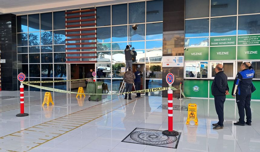 Serik’te belediyeye silahlı saldırı: Şüpheli yakalandı