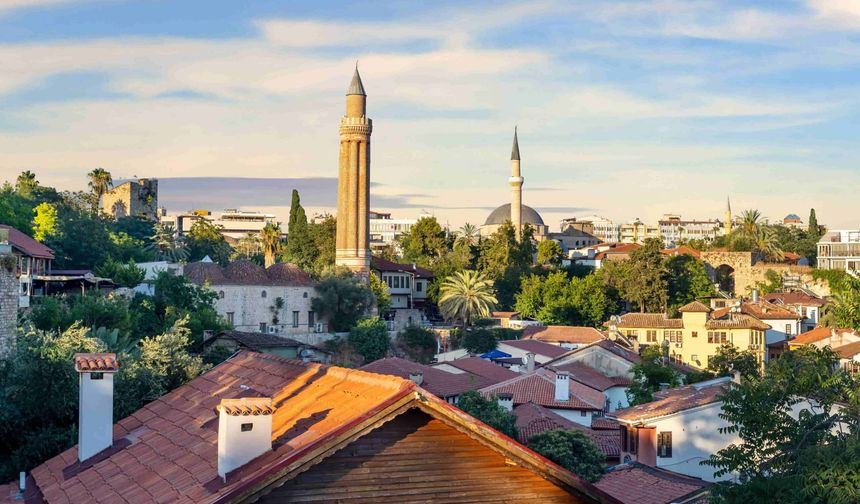 Antalya hangi bölgede yer alır?