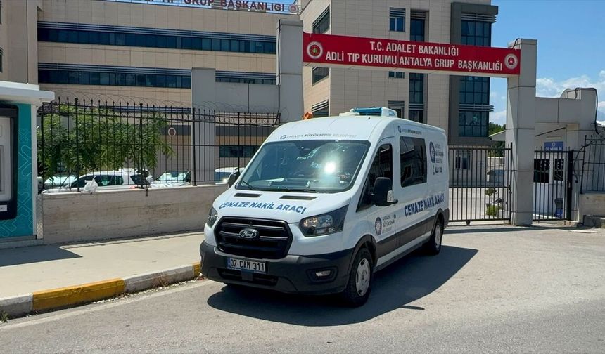 Antalya’da üst geçitte kaza yapan motosiklet sürücüsü öldü