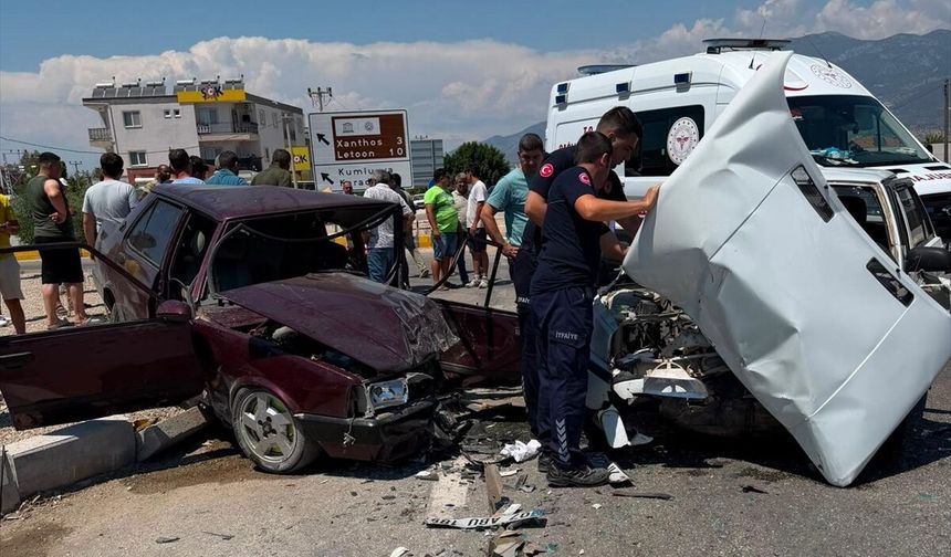 Kaş’ta iki otomobil çarpıştı: 3 yaralı