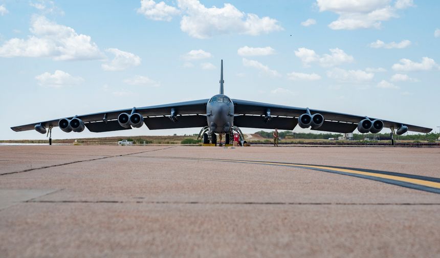 ABD’ye ait B-52 uçağı California’da düştü