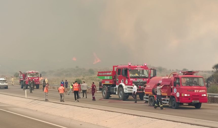 Kumluca’da orman yangını: D-400 kara yolu kapatıldı