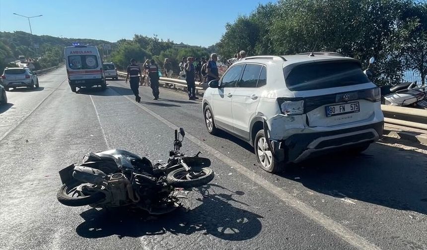 Alanya’da motosiklet otomobile çarptı: 2 ağır yaralı