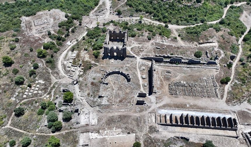 Aspendos’ta 2 bin yıllık tiyatro caddesi ortaya çıkarıldı
