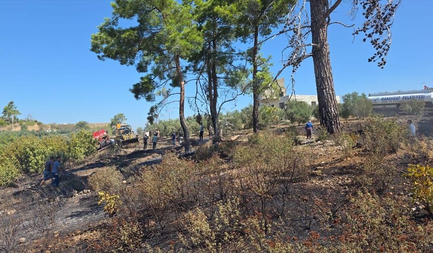 Manavgat’ta çıkan yangında 3 hektarlık alan zarar gördü