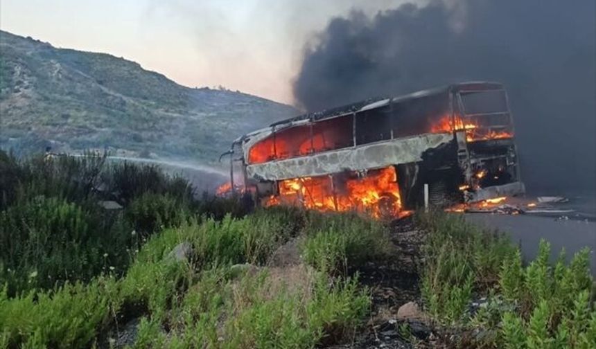 Manavgat’ta seyir halindeki yolcu otobüsü yandı