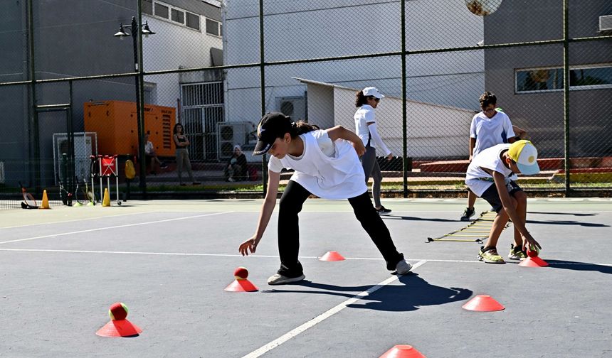 Muratpaşa’da çocuklara ücretsiz tenis eğitimi sürüyor
