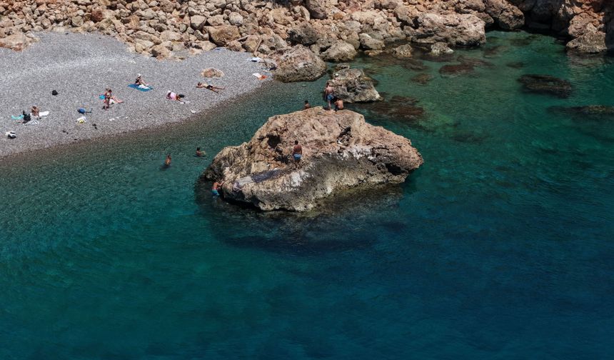 Antalya’da sıcaklık 40 dereceye ulaştı, sahiller doldu