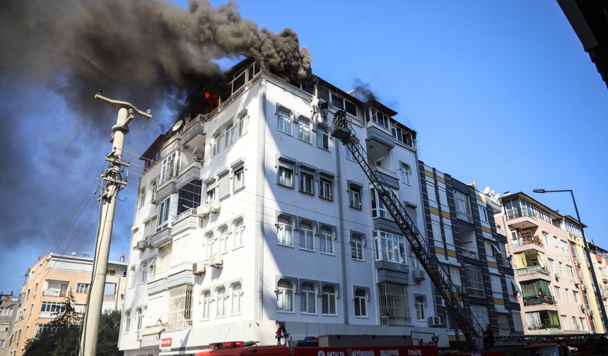 Antalya’da teras katı yangınında 2 kişi son anda kurtarıldı