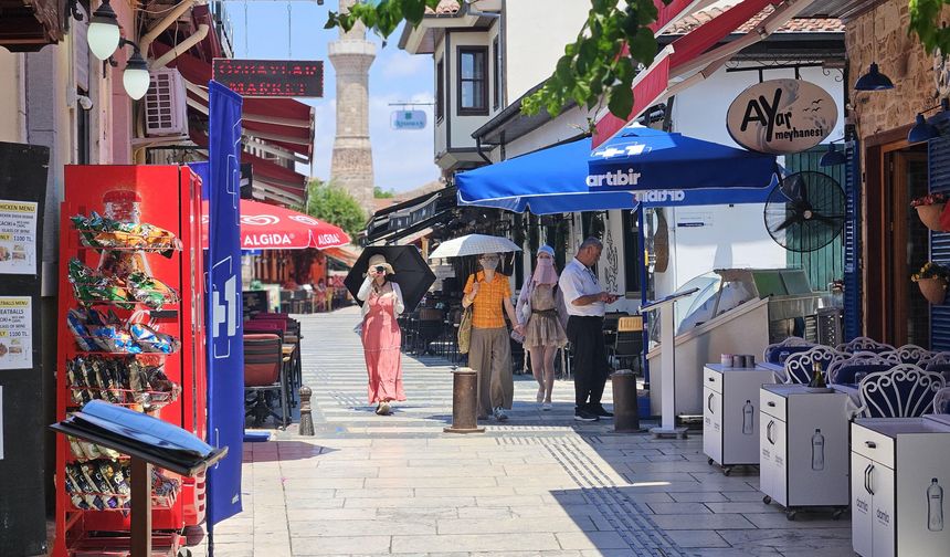 Uzak Doğulu turistler sıcakta yüzlerini kapatıyor