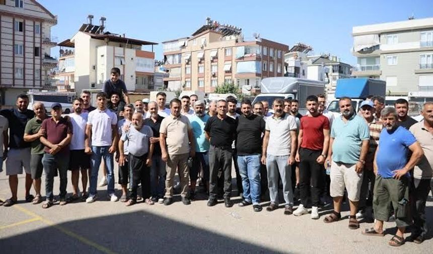Kepez’de pazarcı esnafı tezgah açmayarak protesto etti