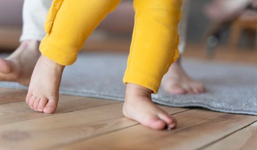 Çocuğun düztaban görünen ayağı her zaman sorun mu?