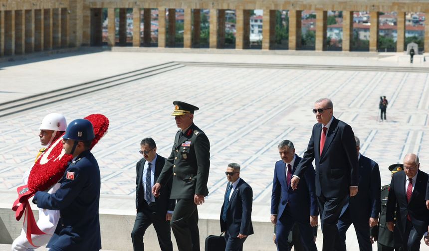 Cumhurbaşkanı Erdoğan ve YAŞ üyeleri Anıtkabir’i ziyaret etti