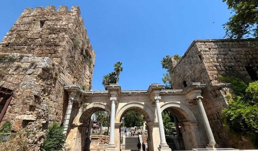 Antalya’nın tarihi Kaleiçi 2 bin yıllık mirası yaşatıyor