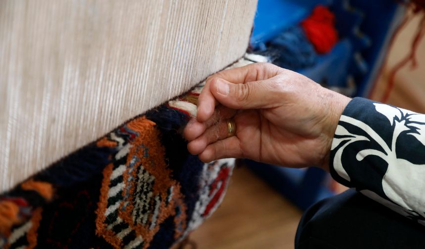53 yıldır halı dokuyor, geleneği gençlere öğretiyor