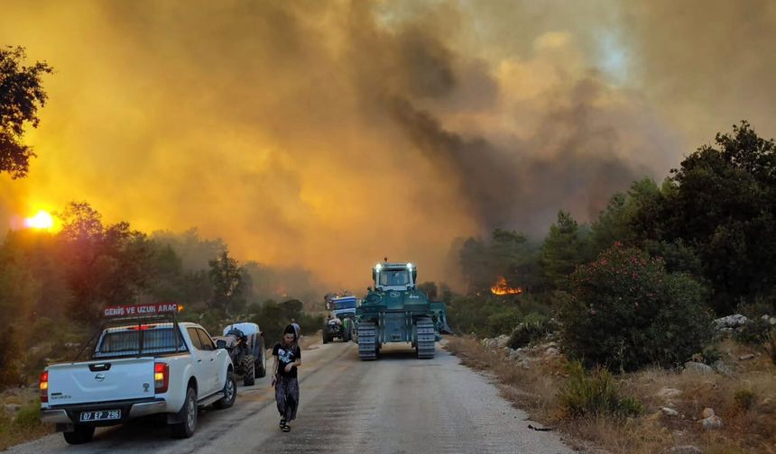 Antalya’daki orman yangınında 720 kişi tahliye edildi