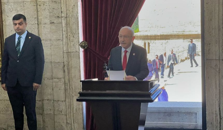 Kılıçdaroğlu, CHP'nin 103'üncü kuruluş yıl dönümünde Anıtkabir'i ziyaret etti