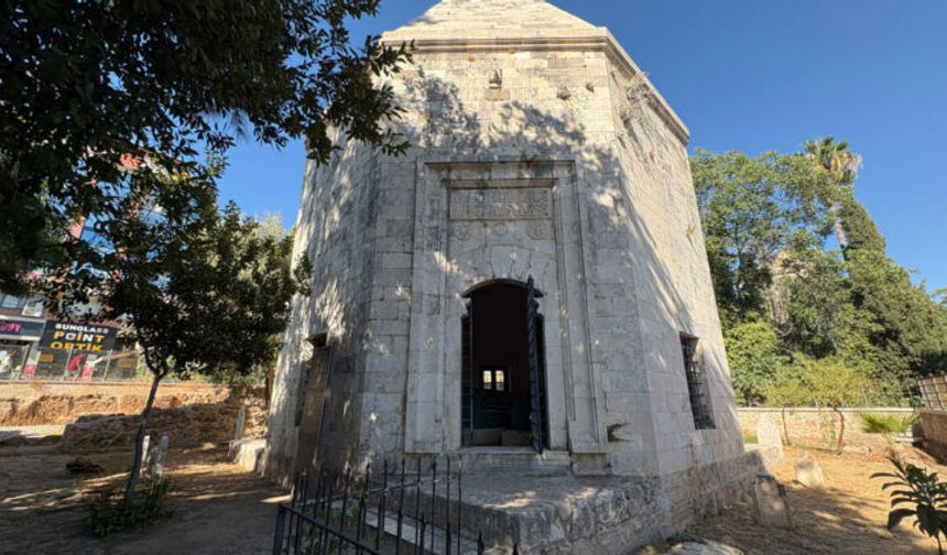 Antalya'da 'Zincirkıran' Mehmet Bey'in 649 yıllık türbesi zamana meydan okuyor