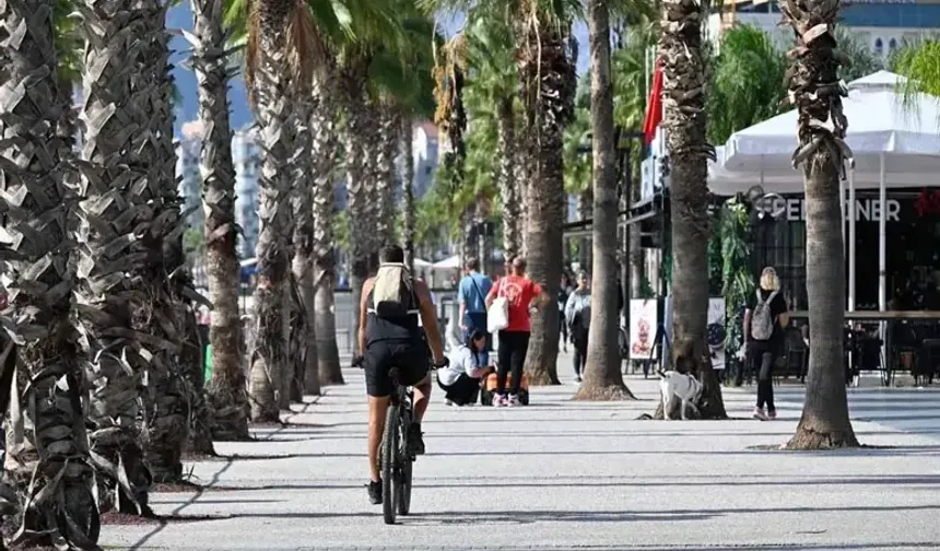 Antalya'da sağanak sonrası güneş açtı, Konyaaltı sahili hareketlendi