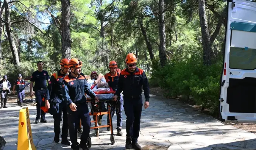 Şelalede gezerken 6 metreden düşen Rus turist kurtarıldı